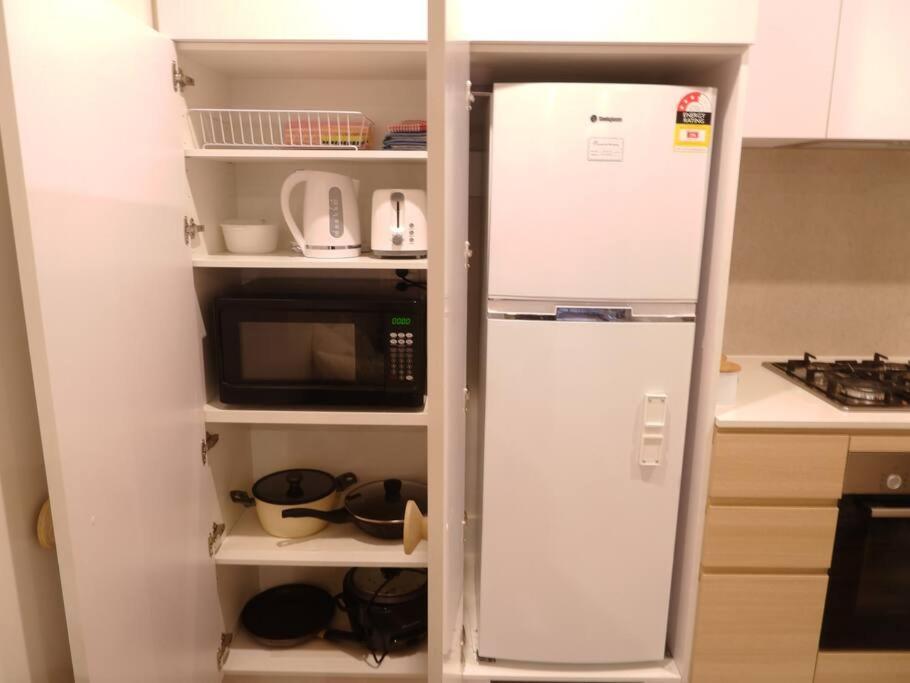 Caulfield Village Apartment *