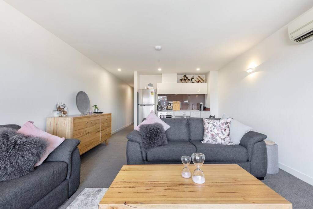 Luxury Style And Space Abound On Spencer 01620 *