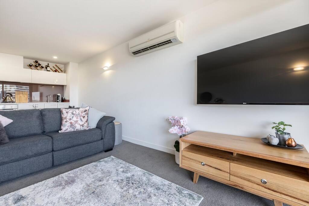 Luxury Style And Space Abound On Spencer 01620 Apartment Melbourne