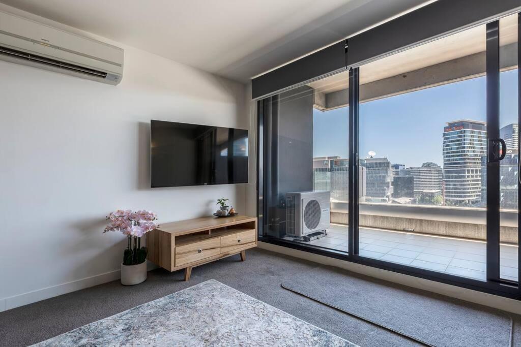 Luxury Style And Space Abound On Spencer 01620 * Melbourne