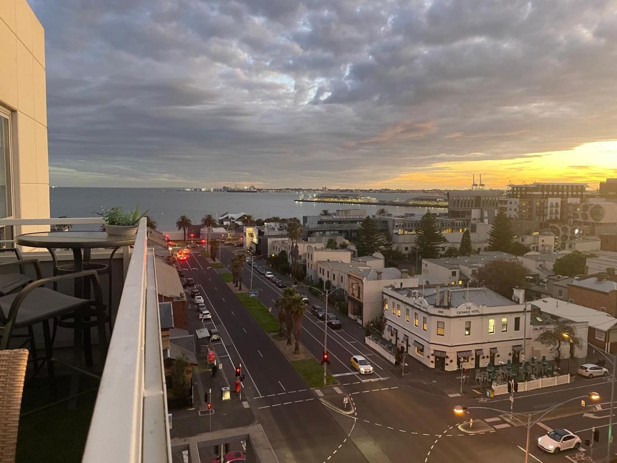 Beautiful Bay Views Huge 3-bedroom Office, Pool, Gym, 2 Car Spaces And So Much * Melbourne