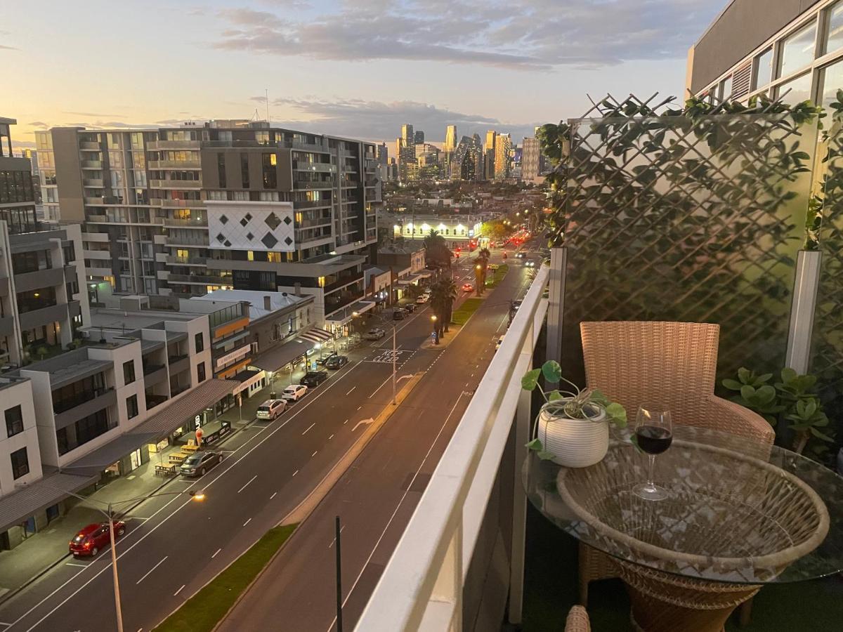 Beautiful Bay Views Huge 3-bedroom Office, Pool, Gym, 2 Car Spaces And So Much Apartment