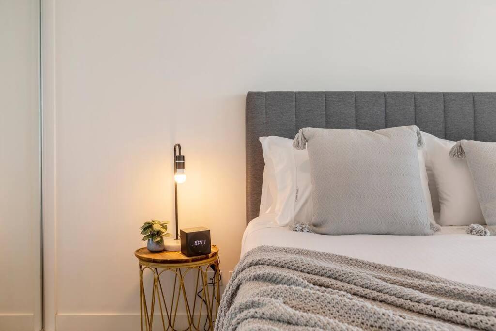 Apartment Lovely 1 Bedroom With Free Parking On Premises - 00209 *