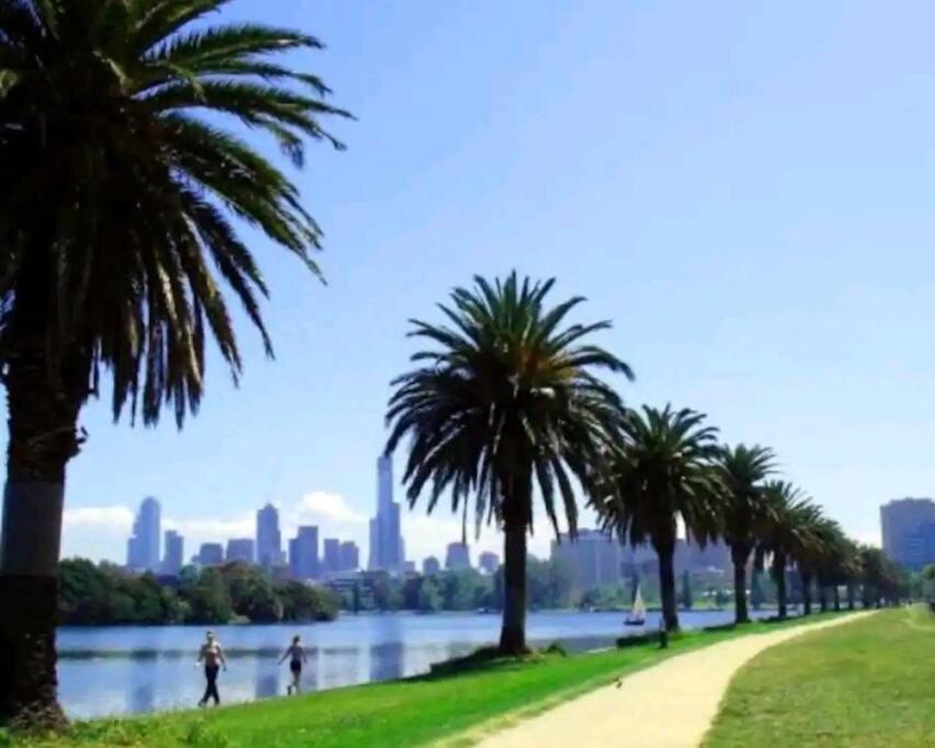 Cosy With Free Secure Car Park Apartment Melbourne
