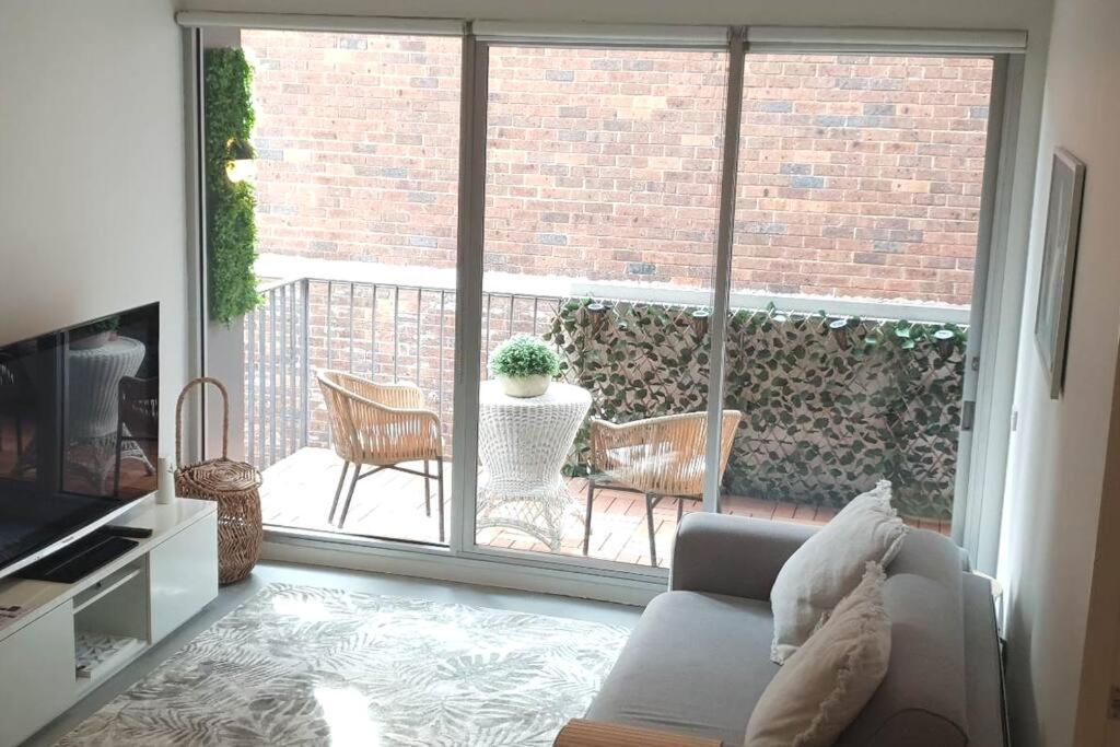 Cosy With Free Secure Car Park Apartment Melbourne