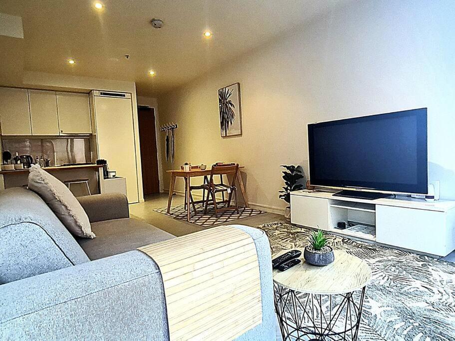 Cosy With Free Secure Car Park Apartment *