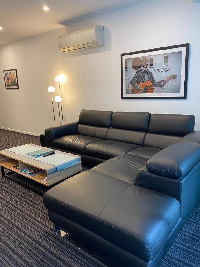 Modern Quiet 1 & 2 Bed Opposite Park Apartment Melbourne