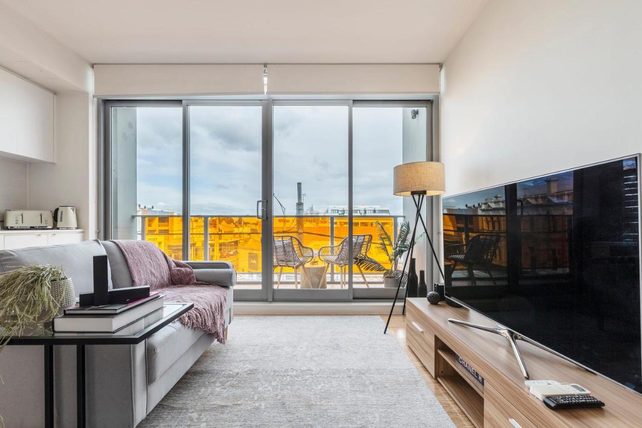 Apartment Opposite Union Road Shopping Strip