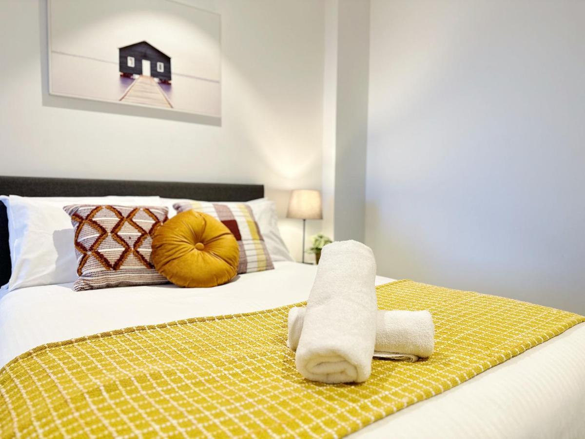 Stylish 2 Beds Southerncross With Pool & Gym Apartment *