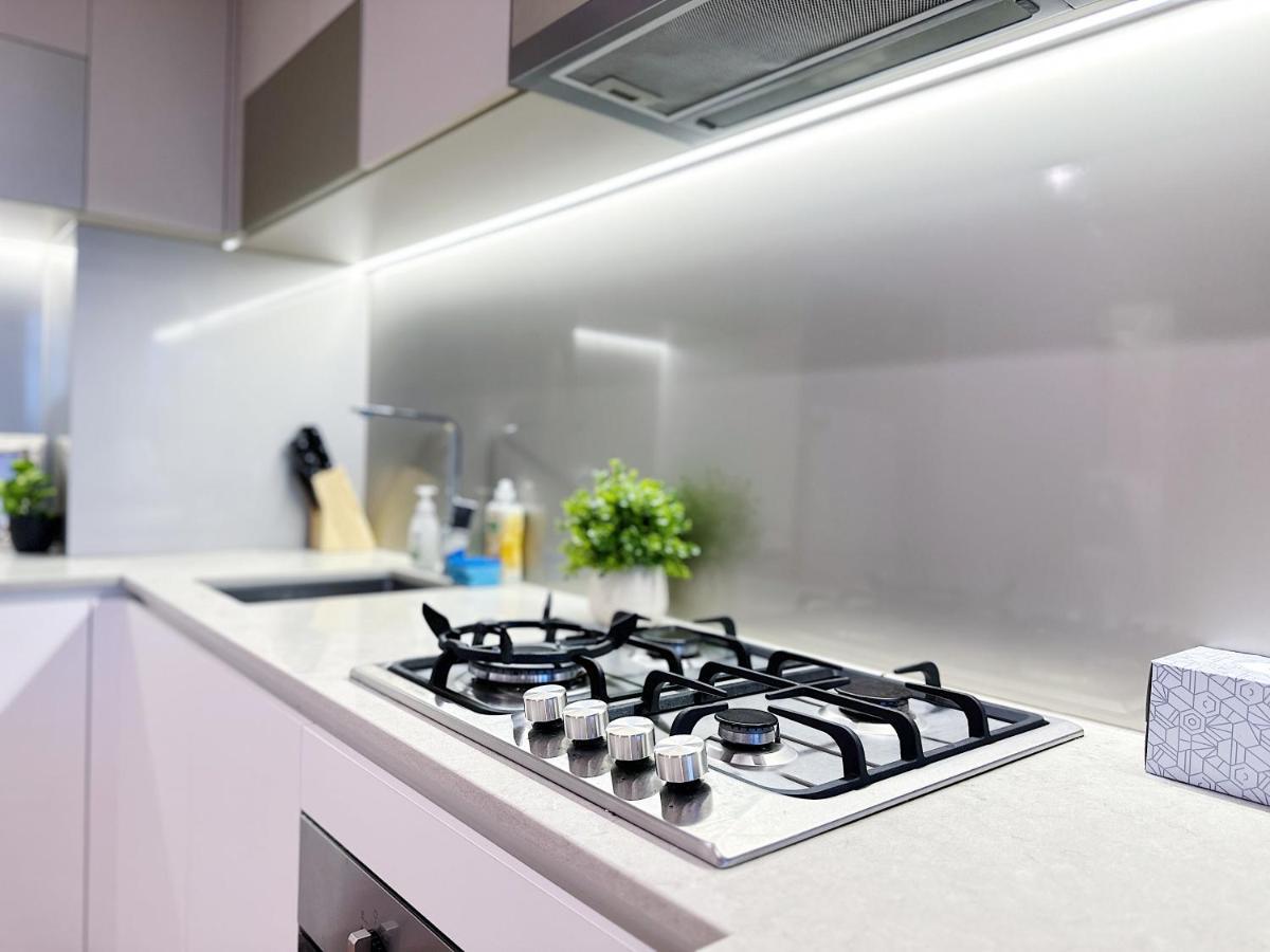 Stylish 2 Beds Southerncross With Pool & Gym Apartment *