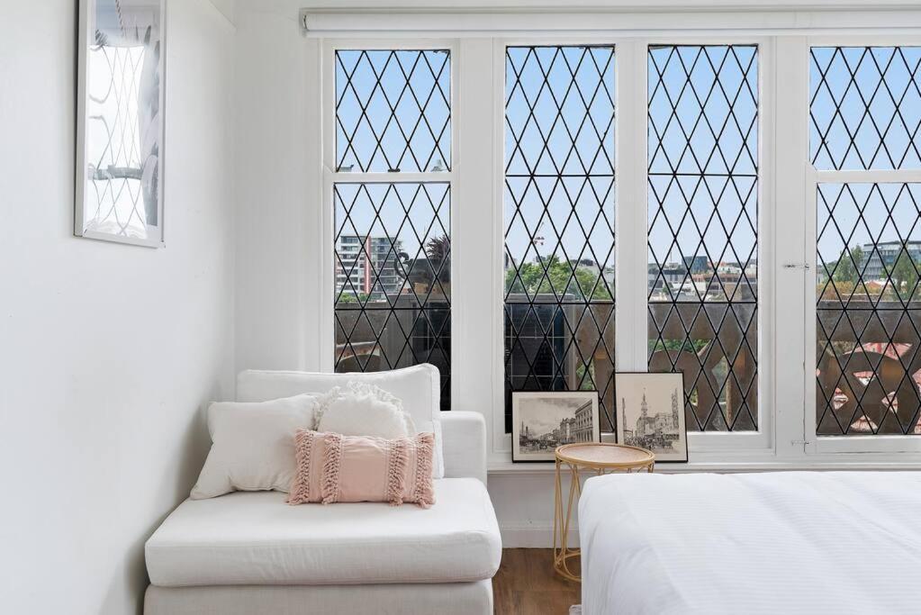 Large 1 Bdrm Light Filled With Views, South Yarra Melbourne