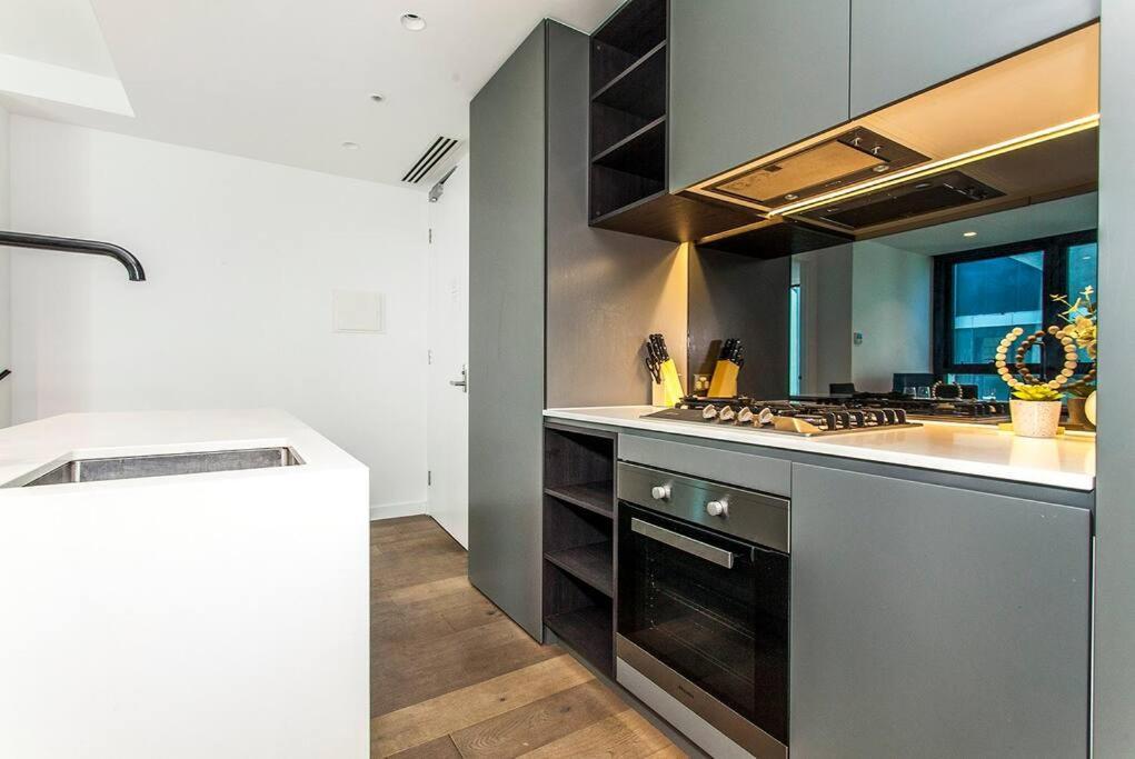 Lovely 2 Bed In Cbd Apartment Melbourne