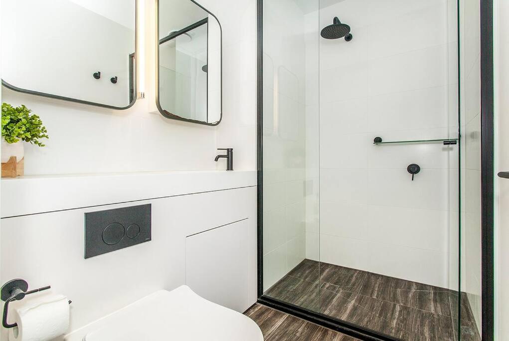 Lovely 2 Bed In Cbd Apartment *