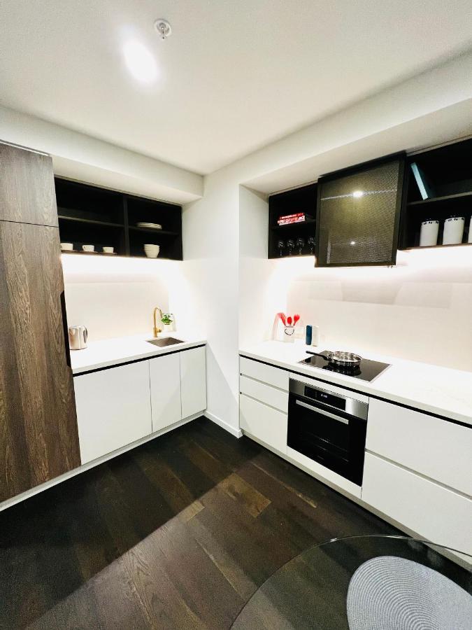 Luxury Indoor Pool, Jacuzzi, Sauna And Steam Apartment Melbourne