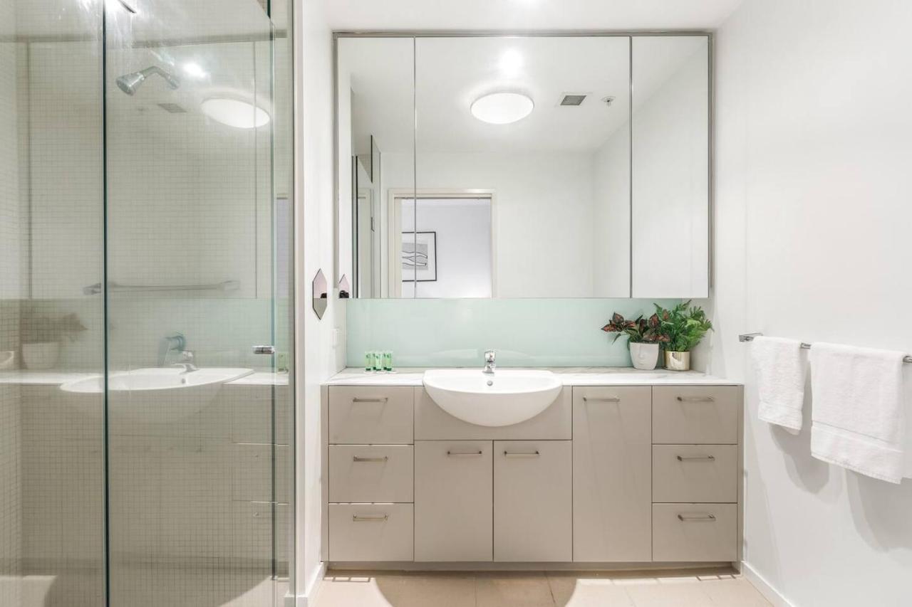 'the View At Docklands' Style Living Apartment *