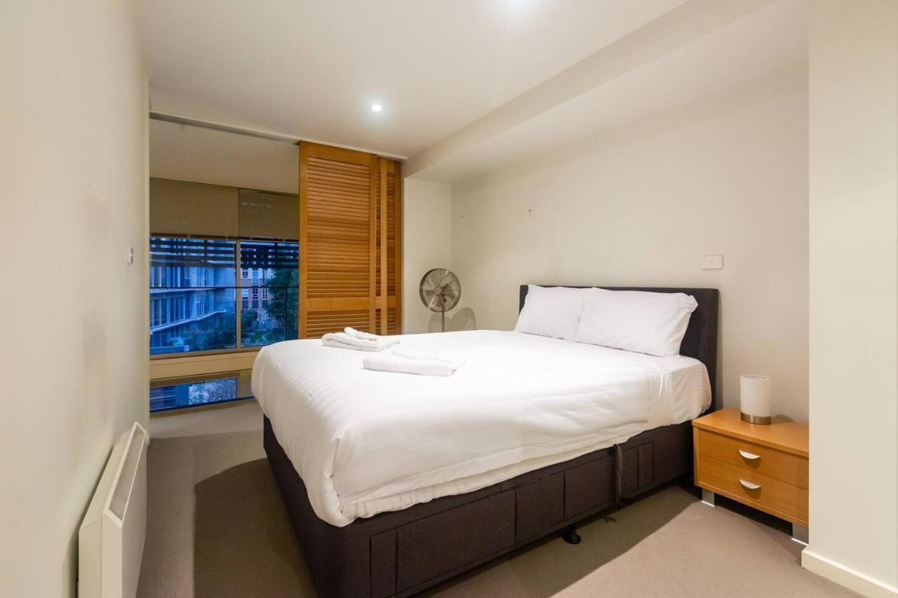 New York Lofted Cbd Retreat With Pool And Parking