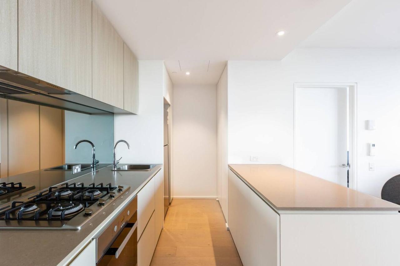 Apartment On The River - A Resort-style Retreat In Docklands *