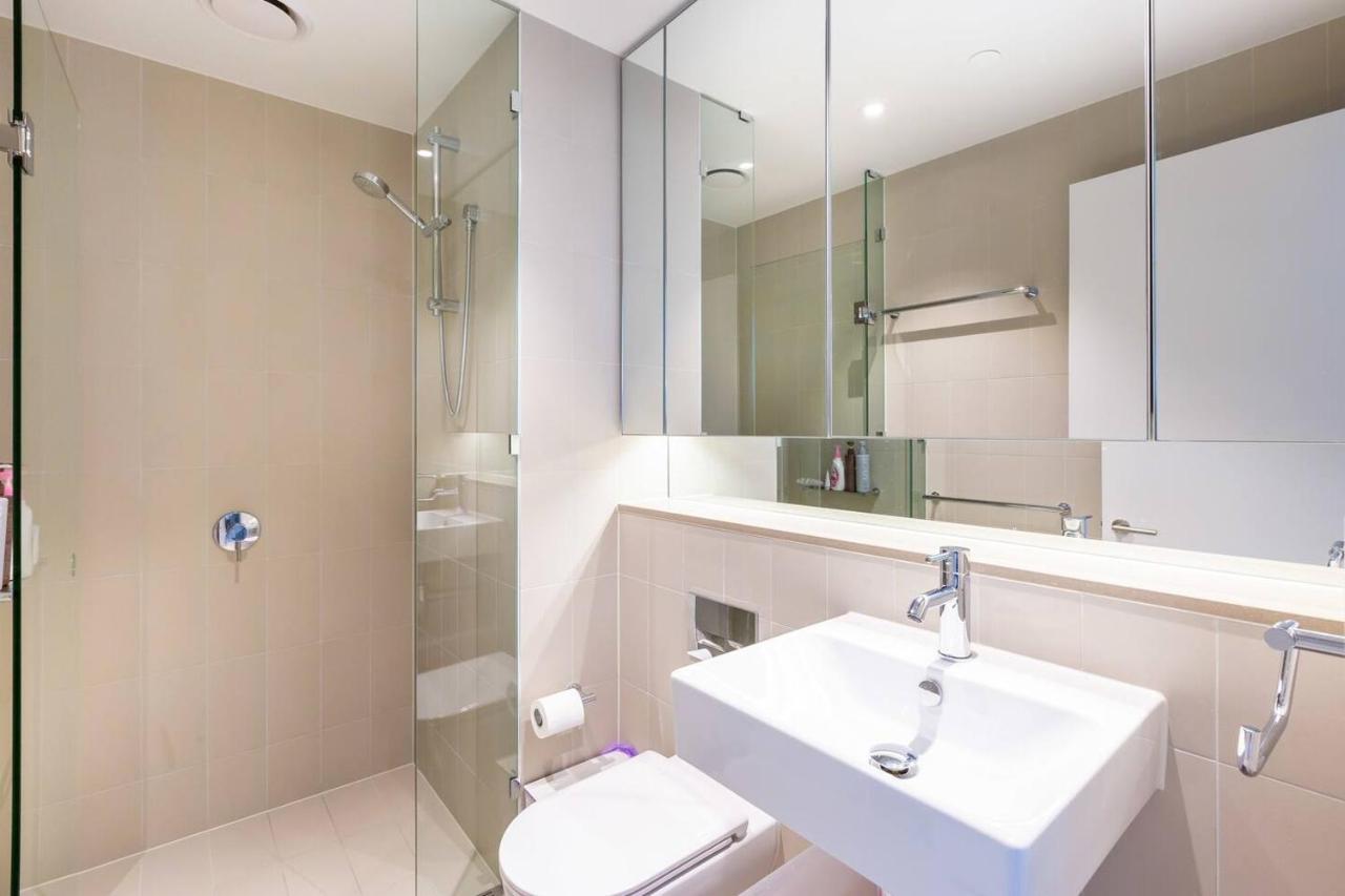 On The River - A Resort-style Retreat In Docklands