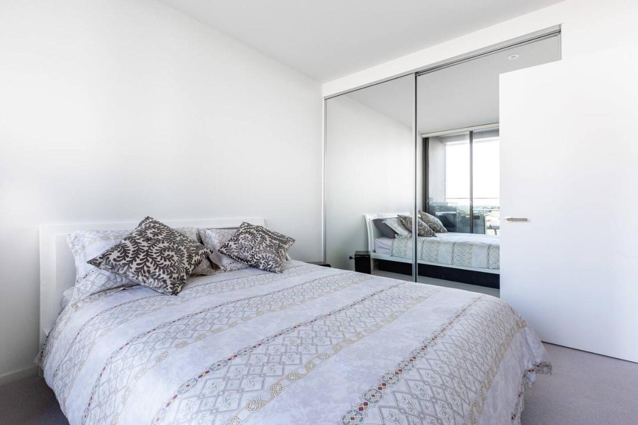 Apartment On The River - A Resort-style Retreat In Docklands