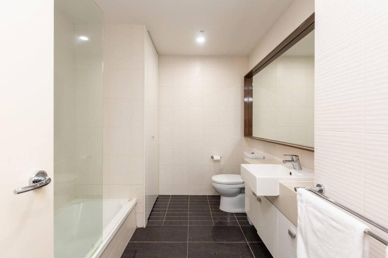 A Modern Resort-style Near Crown Casino Apartment
