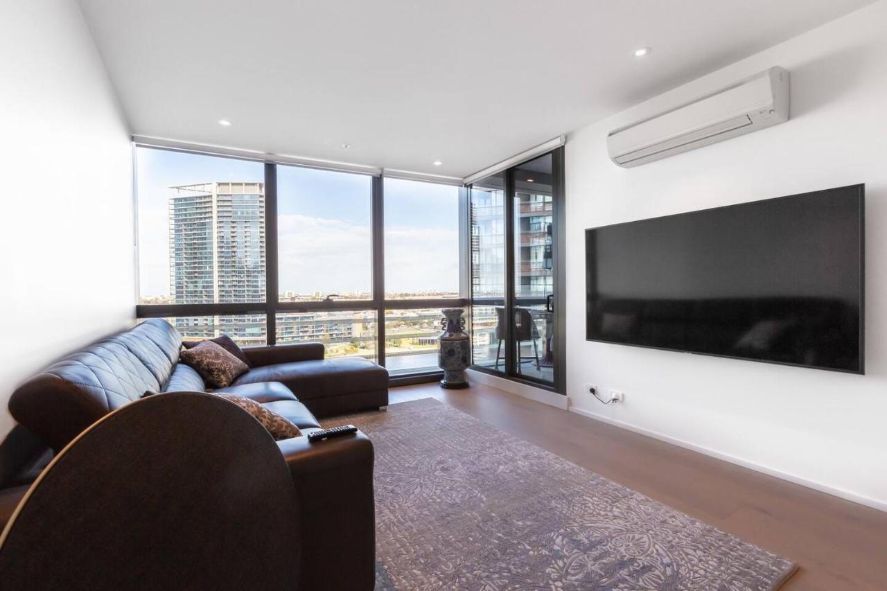 On The River - A Resort-style Retreat In Docklands Apartment Melbourne