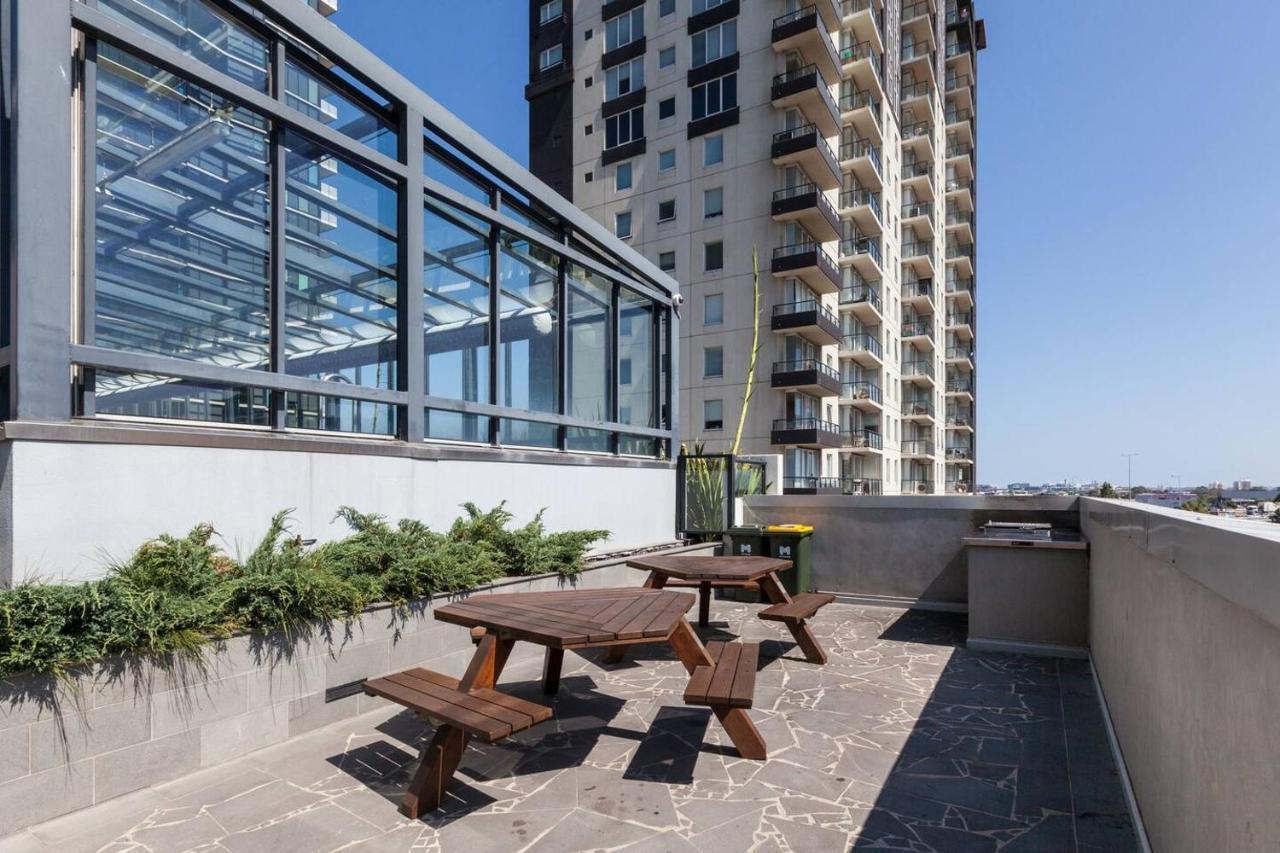 A Modern Resort-style Near Crown Casino Apartment