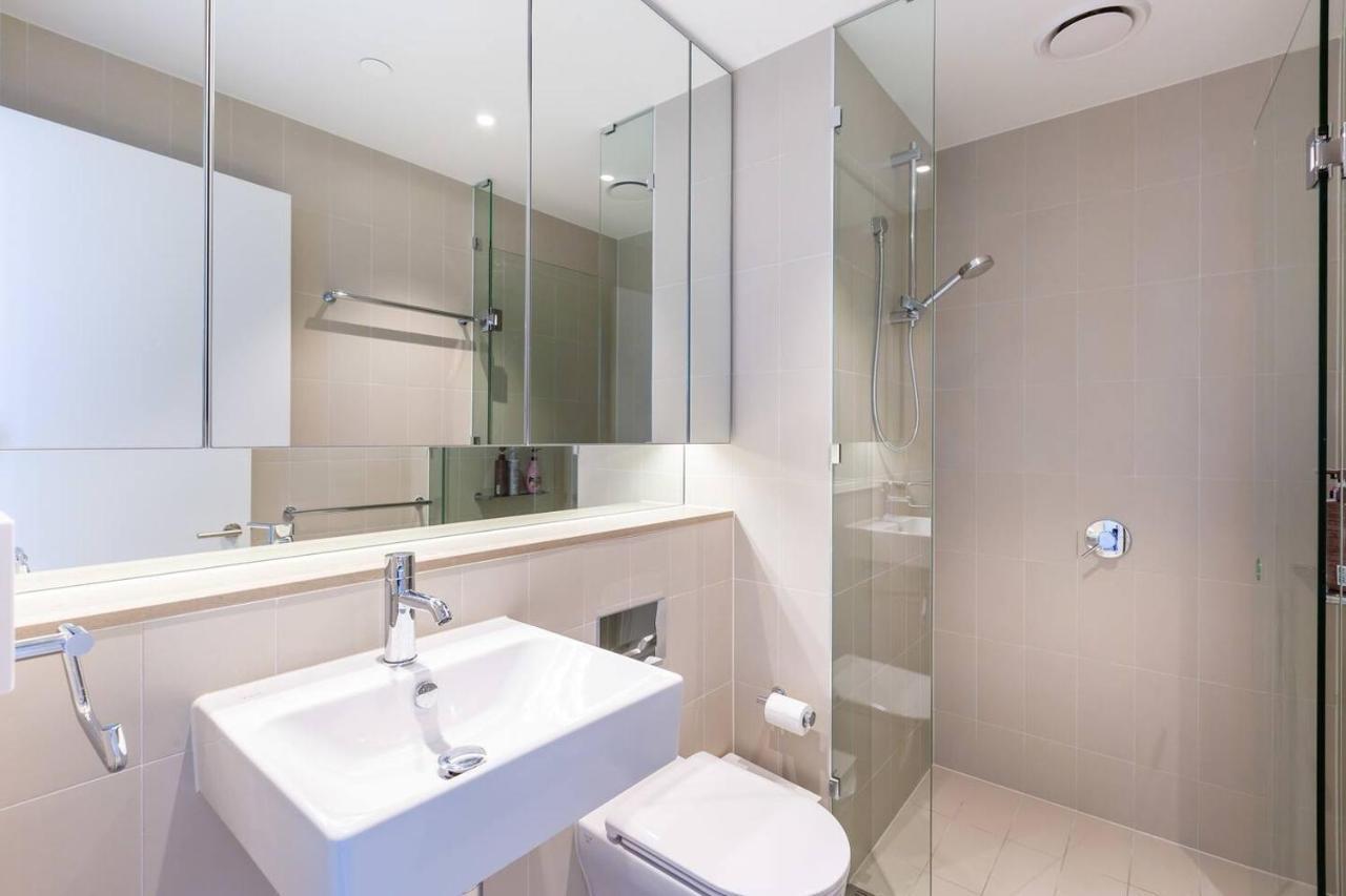 On The River - A Resort-style Retreat In Docklands *