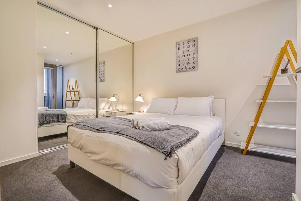 Sub-penthouse 3b2b2carpark City-harbor View Apartment Melbourne