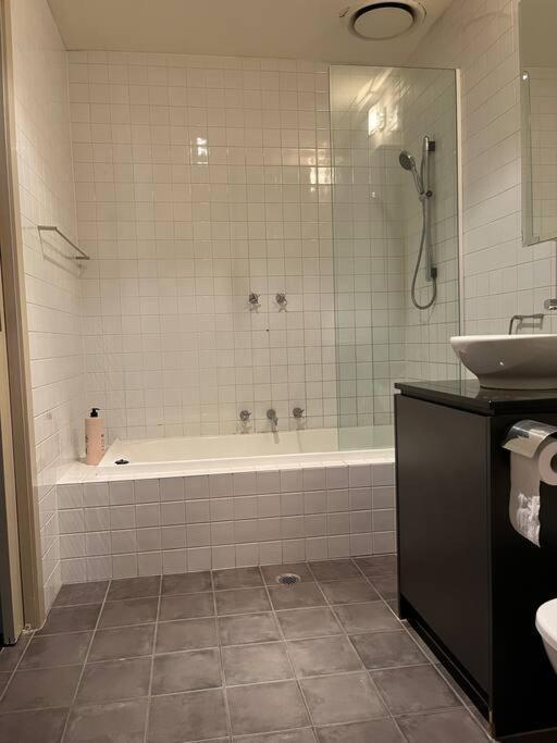 Spacious, 2 Qb Cbd Apt Near Flinders Stn, Town Hall Apartment *