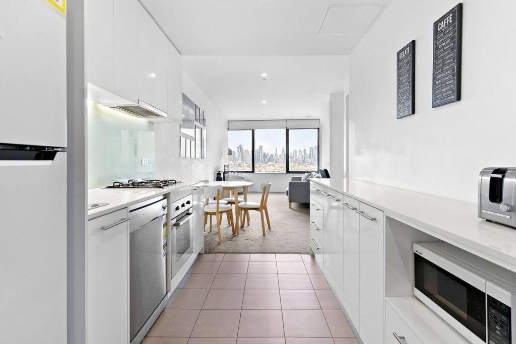 Amazing Views - Booking18th Floor Apartment Melbourne