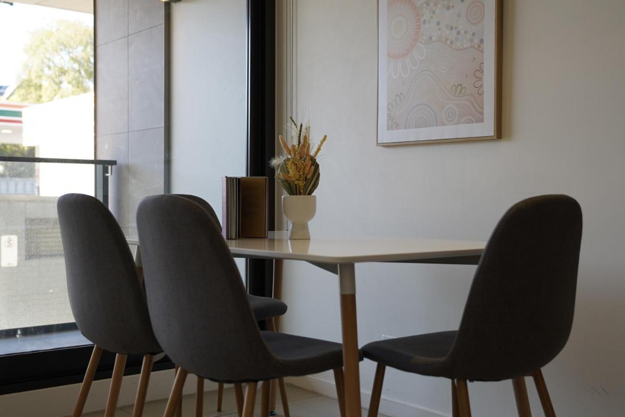 Lovely 1 Bedroom + Free Parking Apartment *