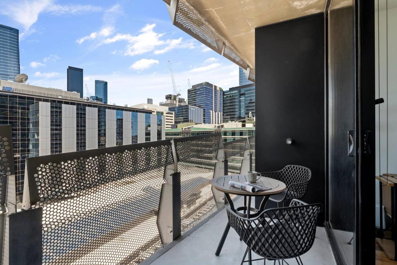 Sky Way On 10th - A Sleek Balcony Pad With Parking Melbourne