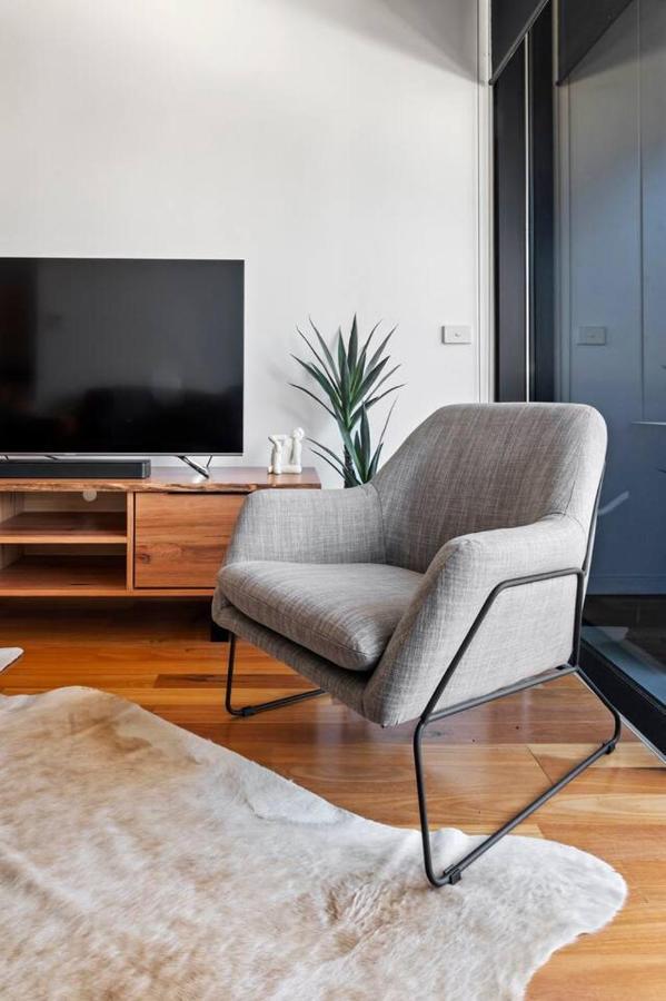 Apartment Sky Way On 10th - A Sleek Balcony Pad With Parking *