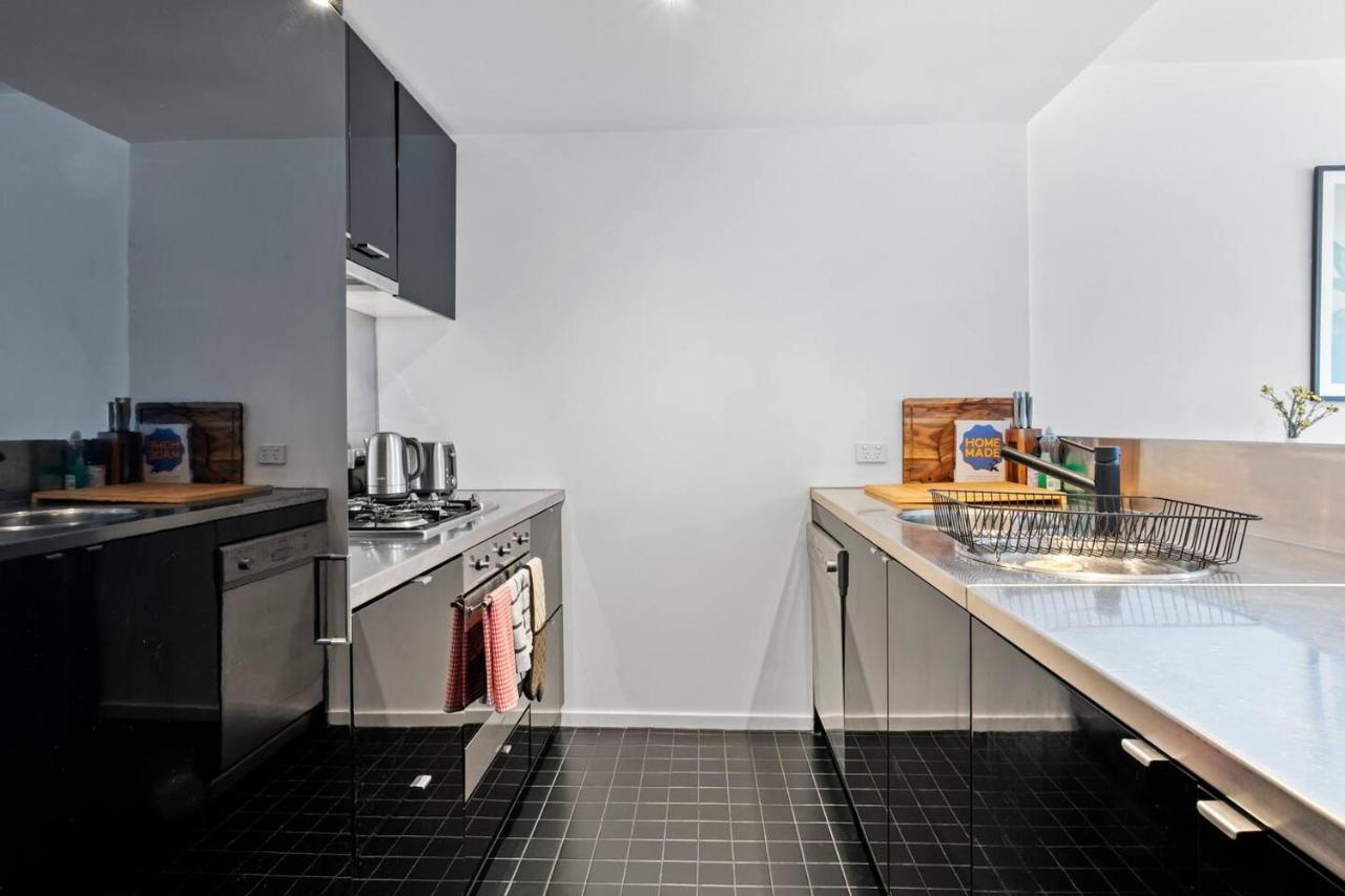 Sky Way On 10th - A Sleek Balcony Pad With Parking *