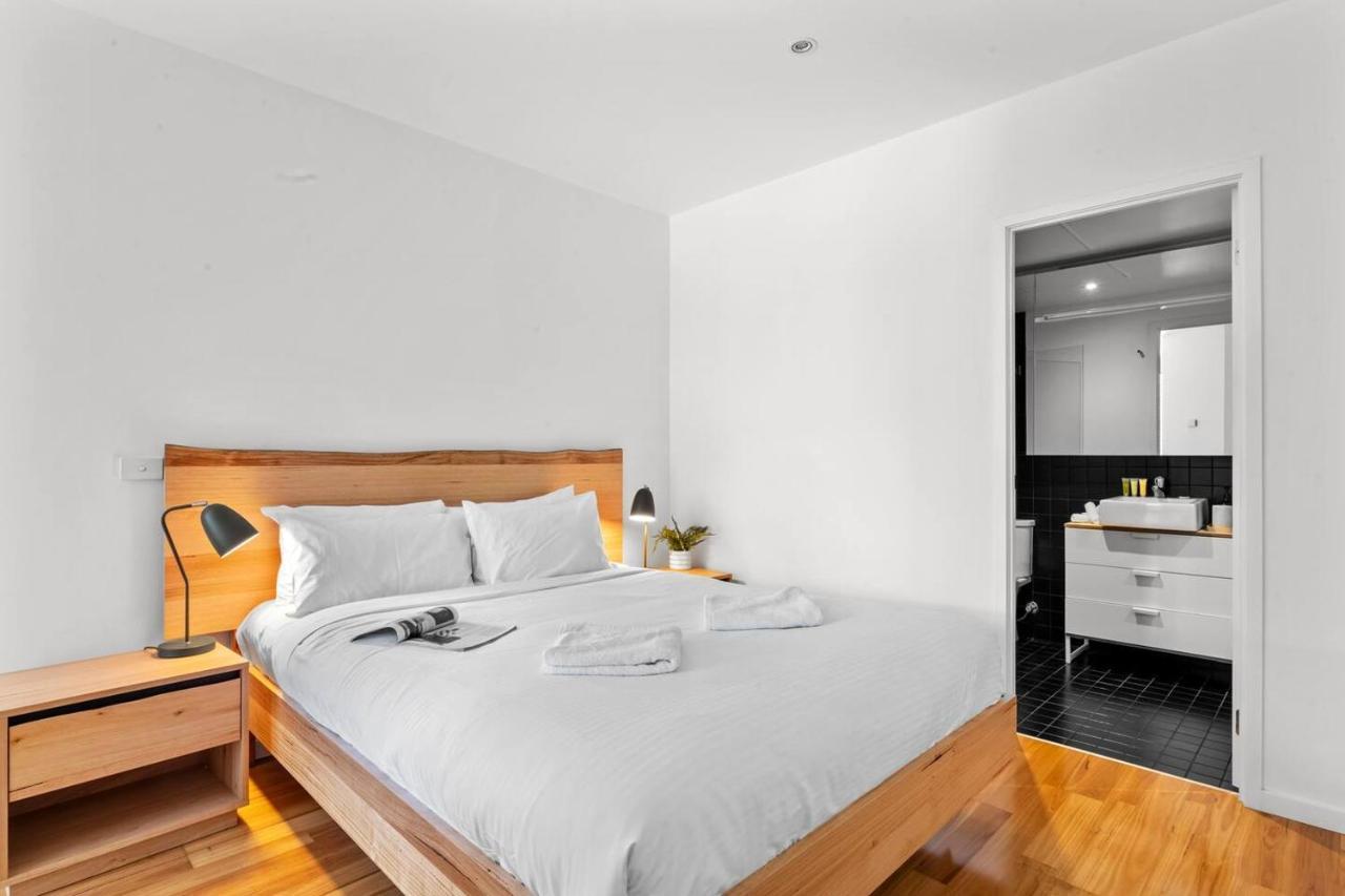 Apartment Sky Way On 10th - A Sleek Balcony Pad With Parking Melbourne