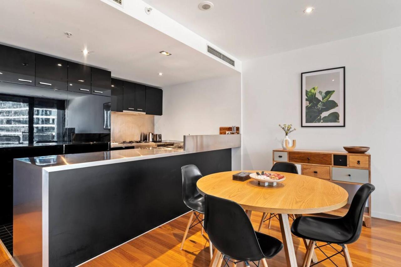 Sky Way On 10th - A Sleek Balcony Pad With Parking Apartment Melbourne
