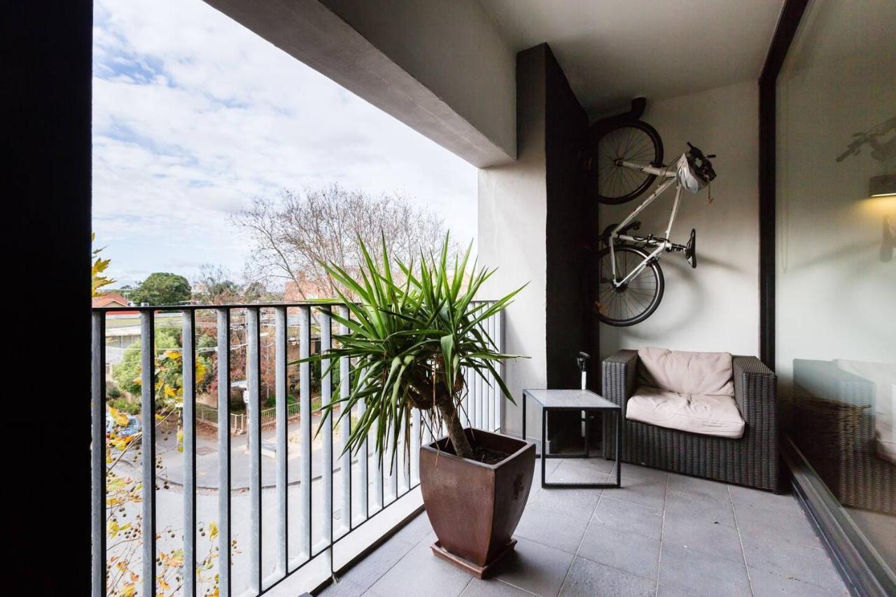 Southside St Kilda Seclusion With Balcony And Parking Apartamento