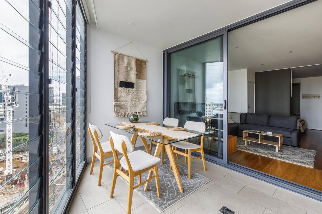 On The Banks Of The Yarra - Of Living Apartment