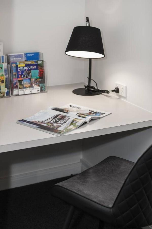 Apartment Executive Urban Living With Balcony & Heated Pool Melbourne