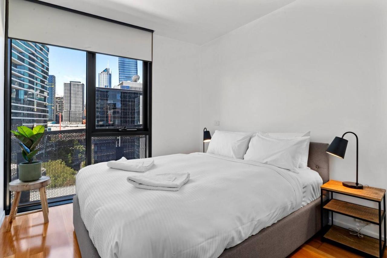 Sky Way On 10th - A Sleek Balcony Pad With Parking * Melbourne
