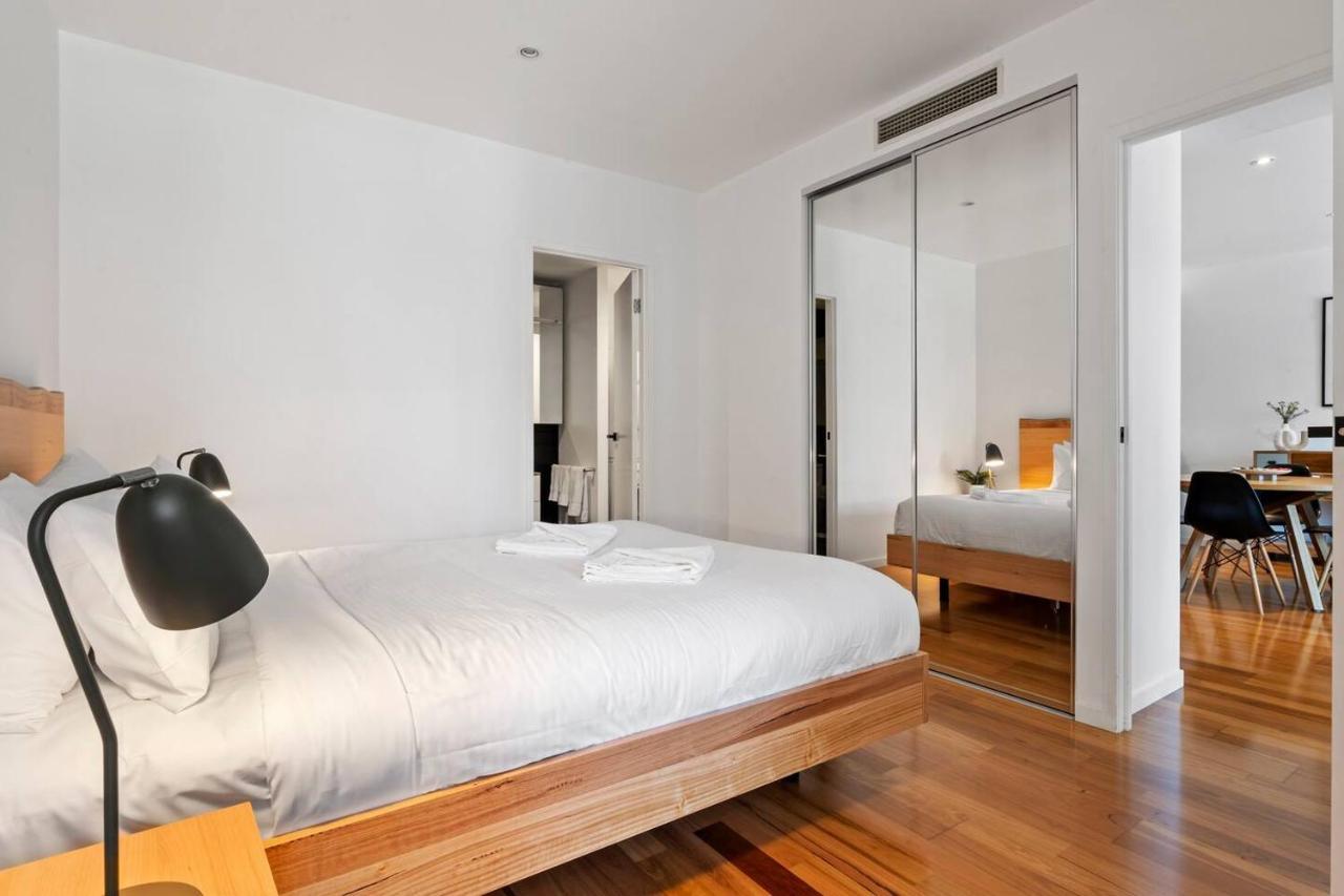Sky Way On 10th - A Sleek Balcony Pad With Parking Apartment Melbourne