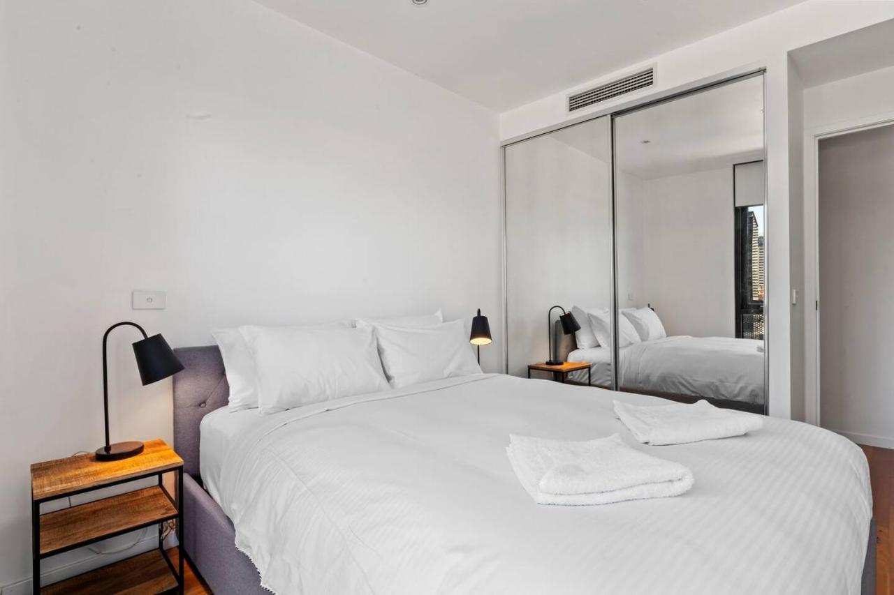 Sky Way On 10th - A Sleek Balcony Pad With Parking