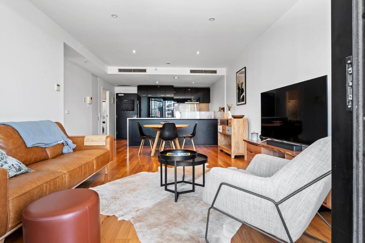Sky Way On 10th - A Sleek Balcony Pad With Parking *