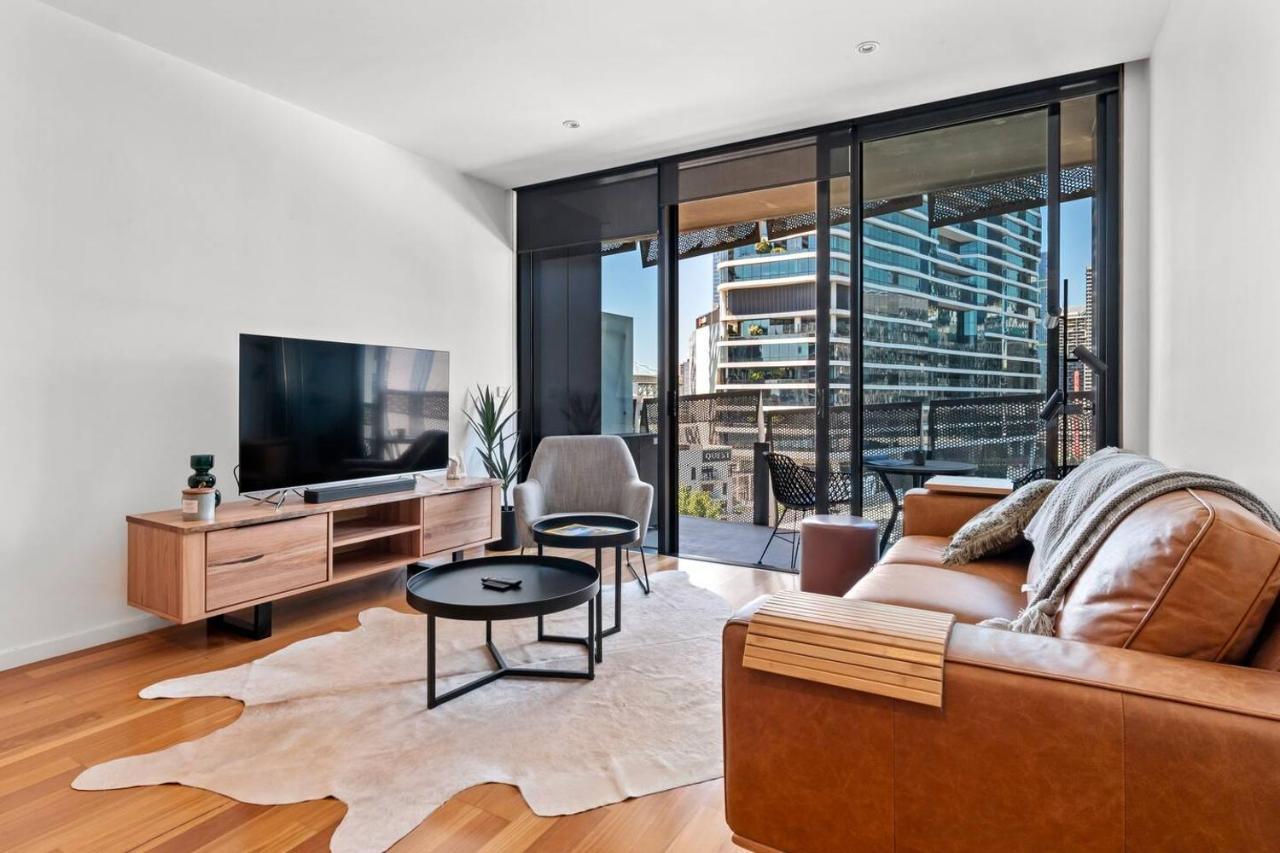 Sky Way On 10th - A Sleek Balcony Pad With Parking Melbourne