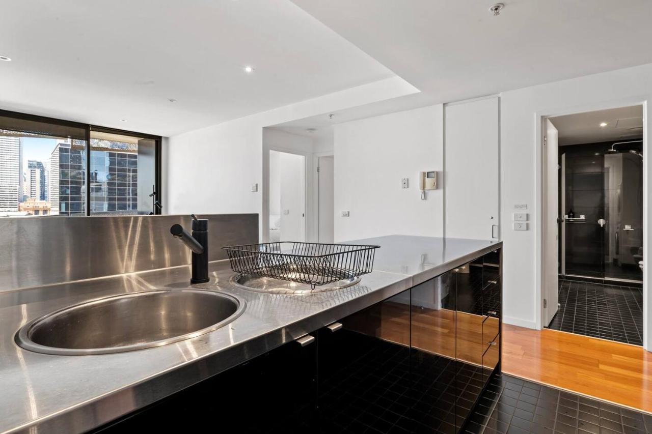 Sky Way On 10th - A Sleek Balcony Pad With Parking Apartment Melbourne