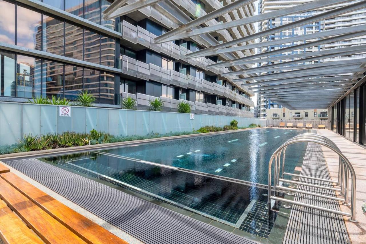 Sky Way On 10th - A Sleek Balcony Pad With Parking Apartment