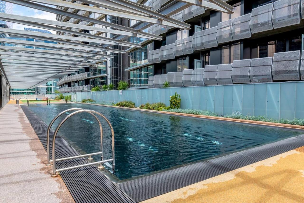 Sky Way On 10th - A Sleek Balcony Pad With Parking Apartment *
