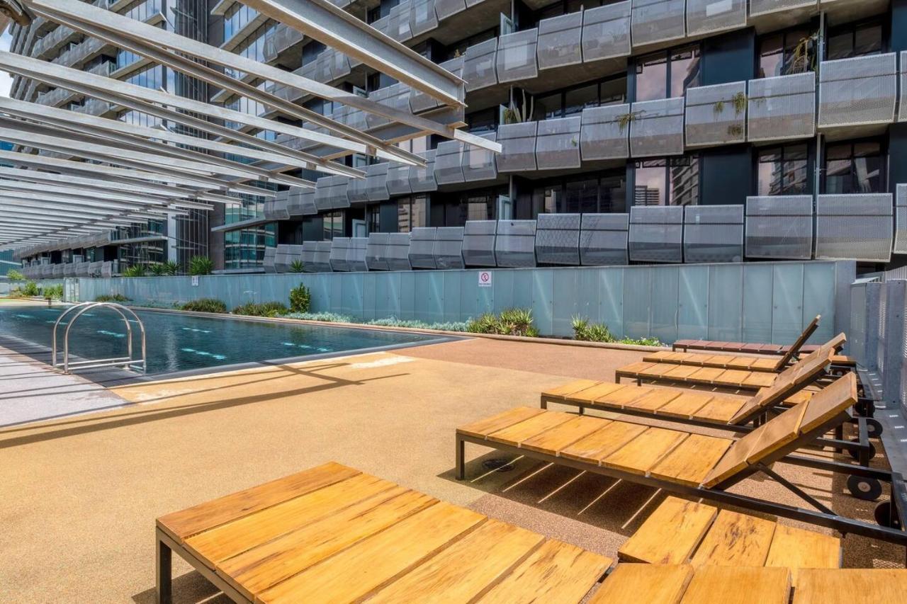 Sky Way On 10th - A Sleek Balcony Pad With Parking * Melbourne