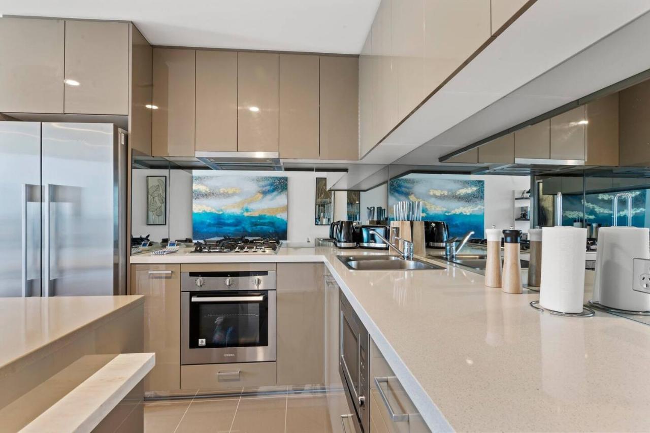 'mainpoint 25th' Sky-high And With Pool Apartment