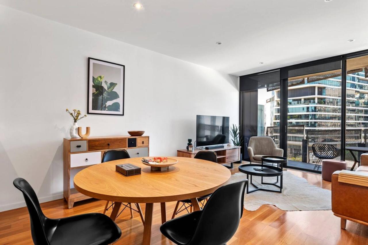 Sky Way On 10th - A Sleek Balcony Pad With Parking Apartment